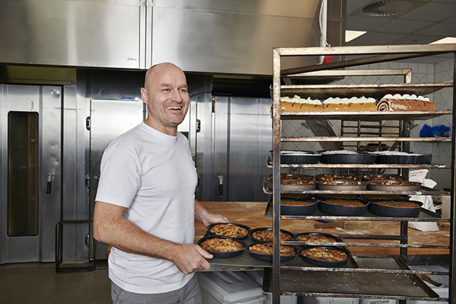 Medarbejder er ved at bage kager