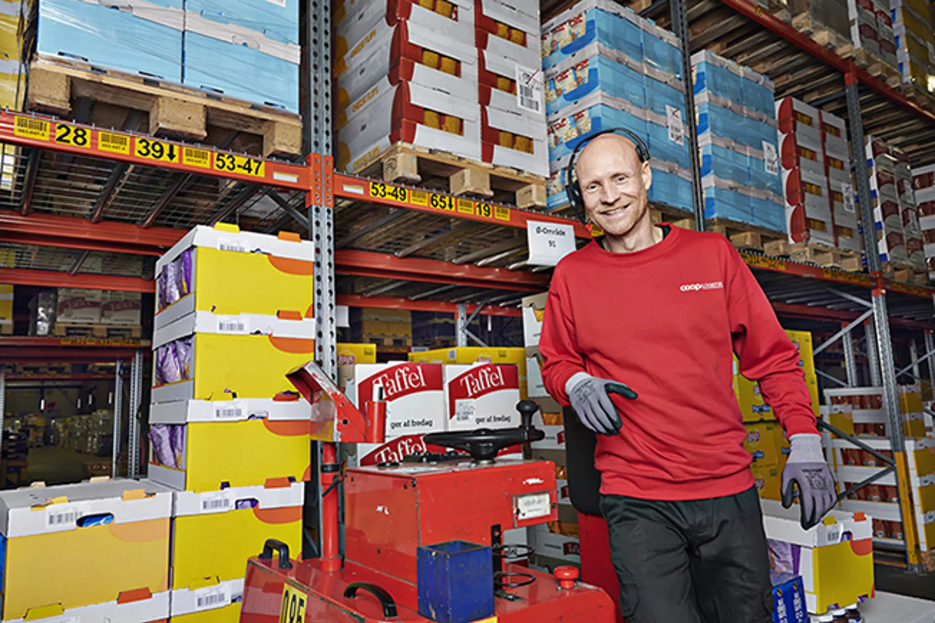 Lagermedarbejder er ved at plukke varer 