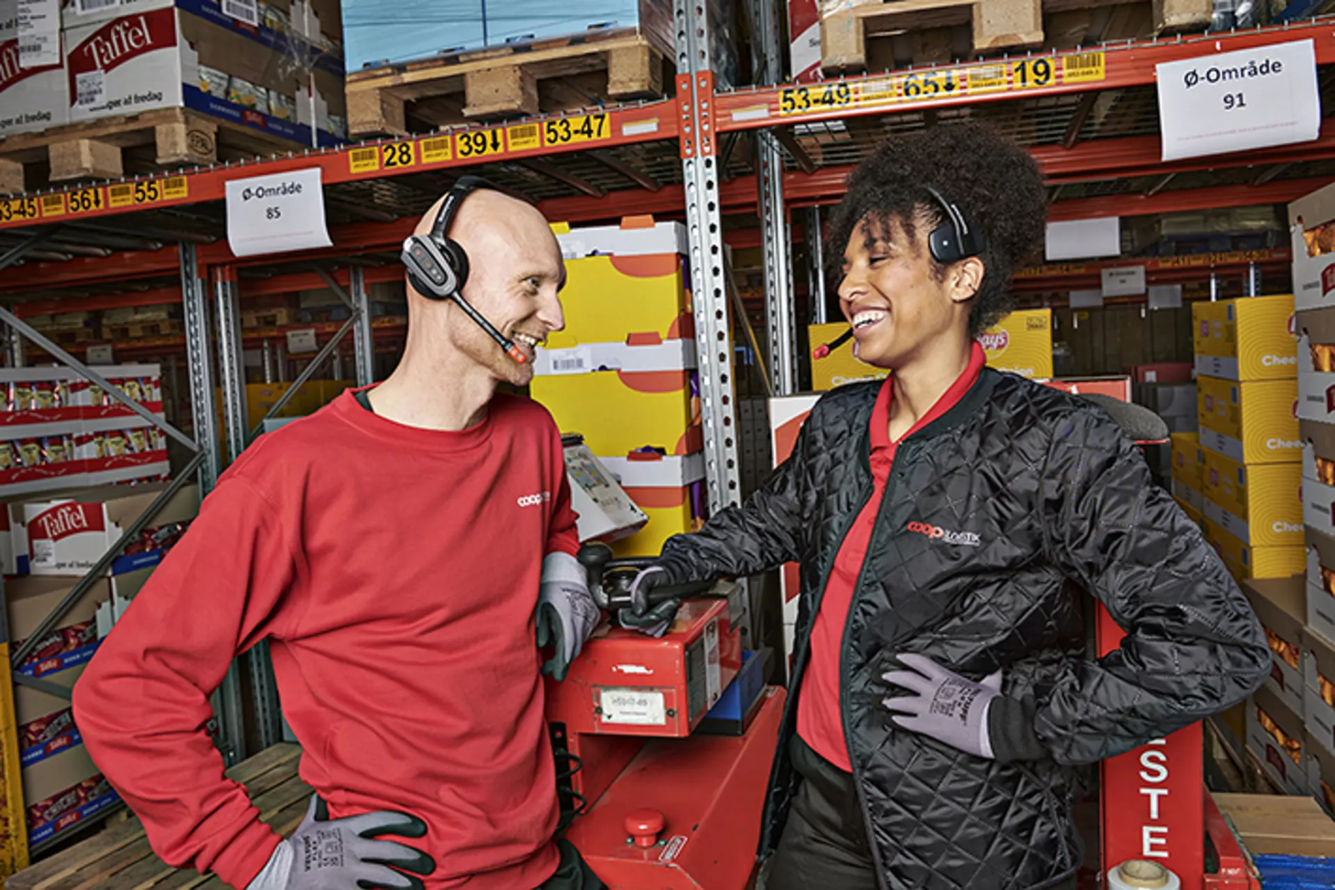 Medarbejdere i dialog på lager