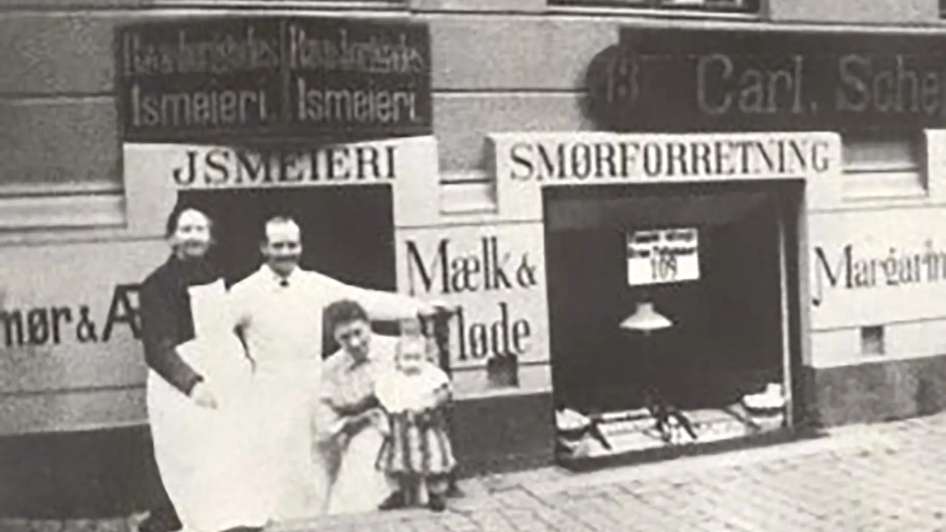 Familie udenfor den første Irma butik